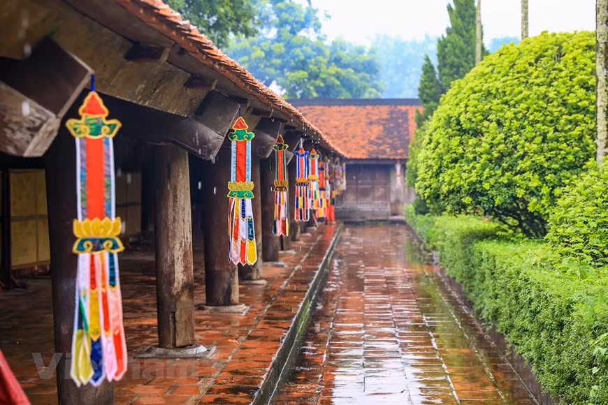 The whole temple is made of ironwood, without rivets, but with only wooden joints to hold pieces of wood together. After several hundred years, the structure of the temple is still very solid. The supporting columns and rafters were carved with dragon patterns by craftsmen of the period. (Photo: VNA)