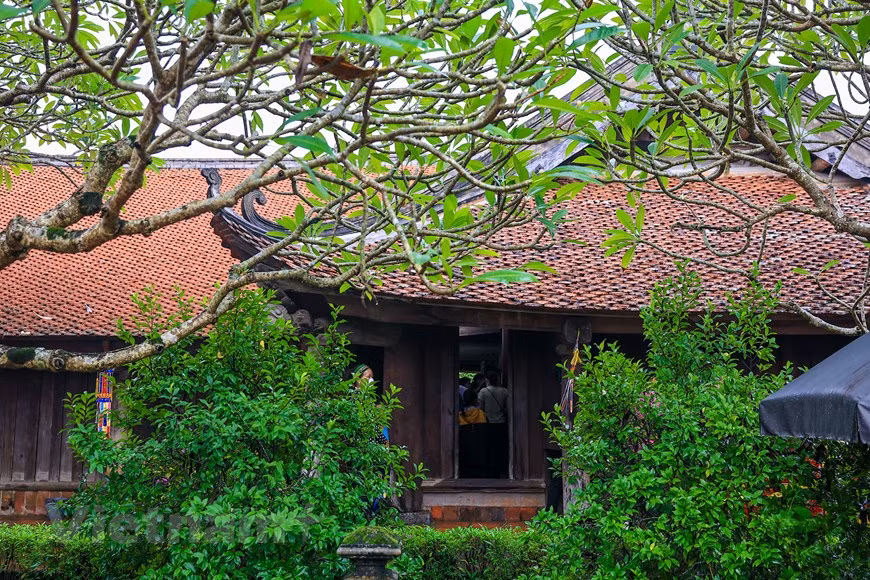 The pagoda initially included 157 compartments covering a total area of 58,000 sq.m. It is surrounded by three lakes, one in the front and two at both sides, creating a beautiful surrounding. (Photo: VNA) 