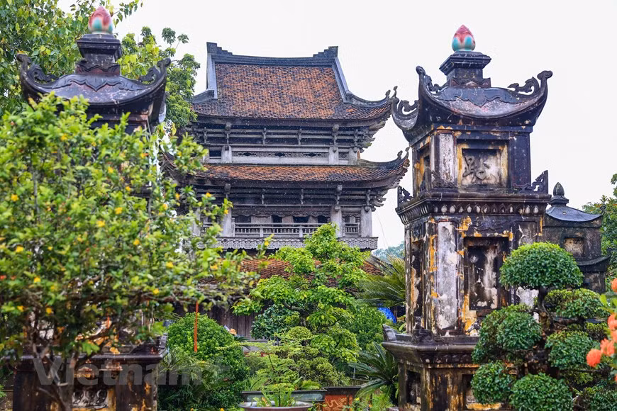 The bell tower is the most outstanding feature of the Keo pagoda. It is 11.04m high and has a three-layered tile roof. Its bell-tower is roofed with 100 elephant head statues, representing the cultural and architectural icon of the province.(Photo: VNA)