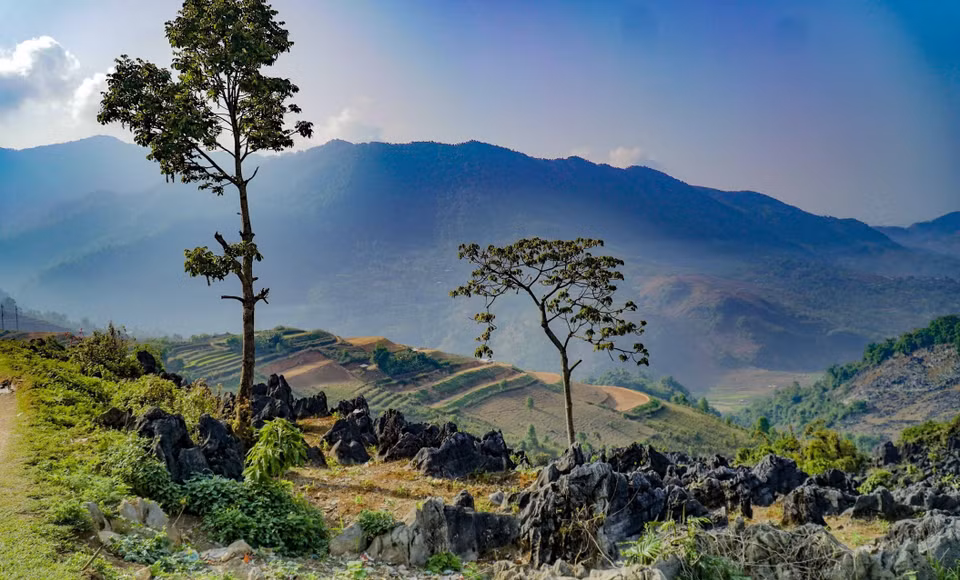 Such a natural magnificent landscape has attracted many visitors who love to experience adventure in mountainous terrains. (Photo: VNA)