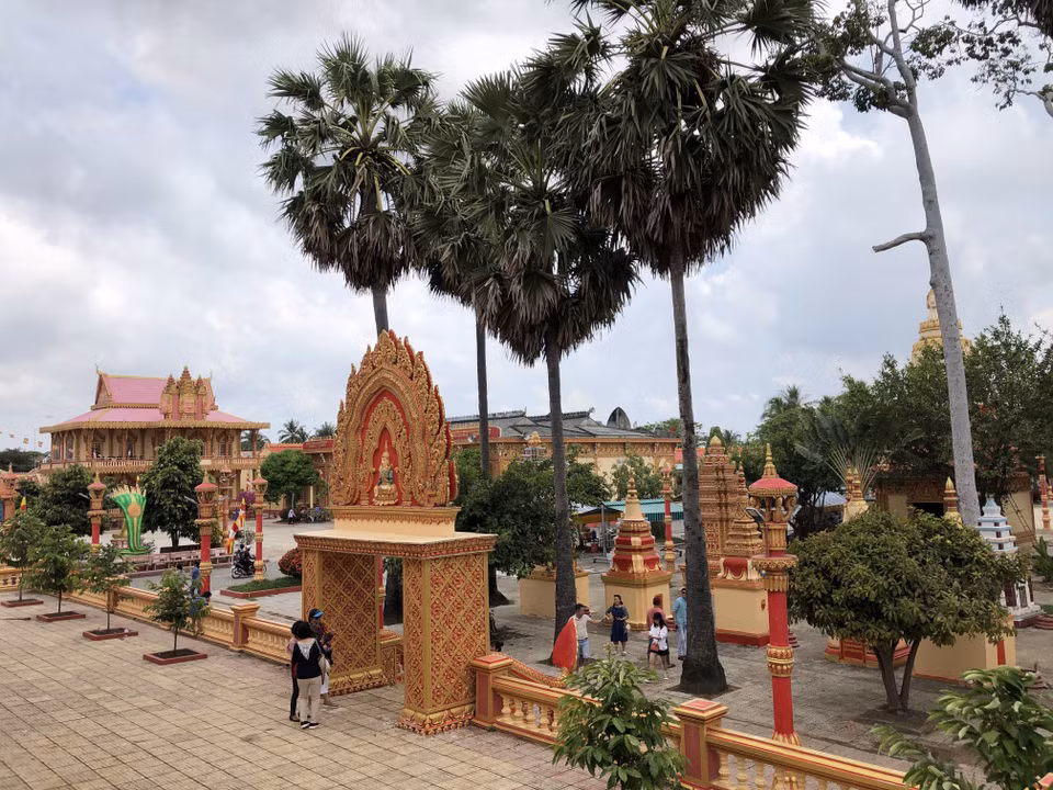 The pagoda also has many features that highlight Khmer history and culture. The original name of the pagoda was Komphirsakor Prét Chru, which means “deep river”. It was later changed to Xiem Can, meaning adjacent to water. (Photo: VNA)
