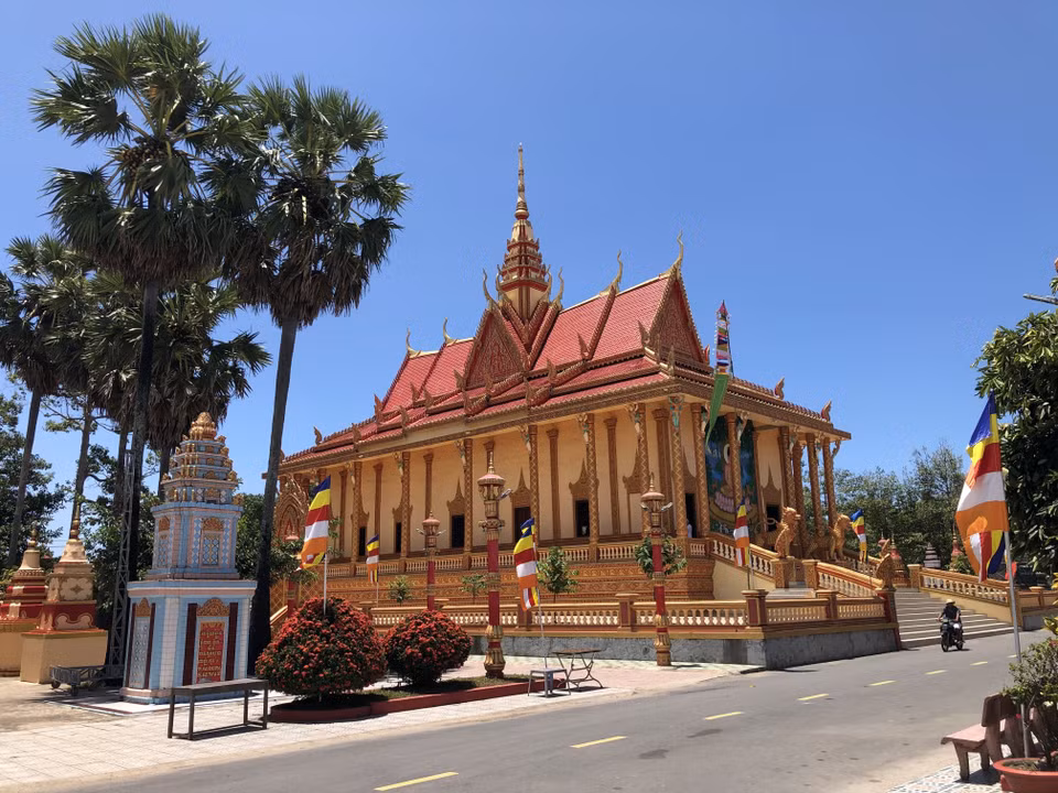 Located 7km from Bac Lieu town, the pagoda was built in 1887 on an area of over 4,500 sq.m near a coastal alluvial ground, that hosted many constructions, all of them facing the East, a principle in Khmer culture. (Photo: VNA)