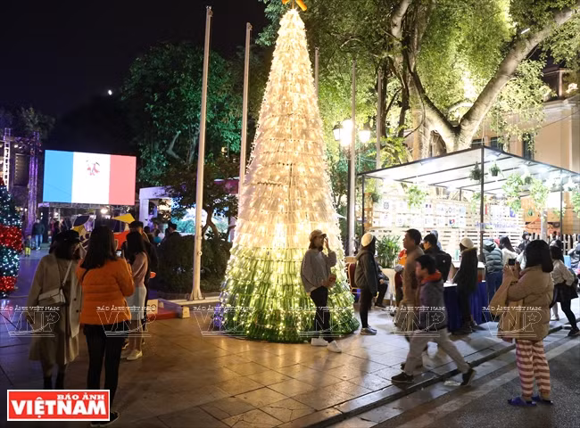 The Promising Christmas tree made of recycled plastic bottles is the highlight of the event (Photo:VNA)