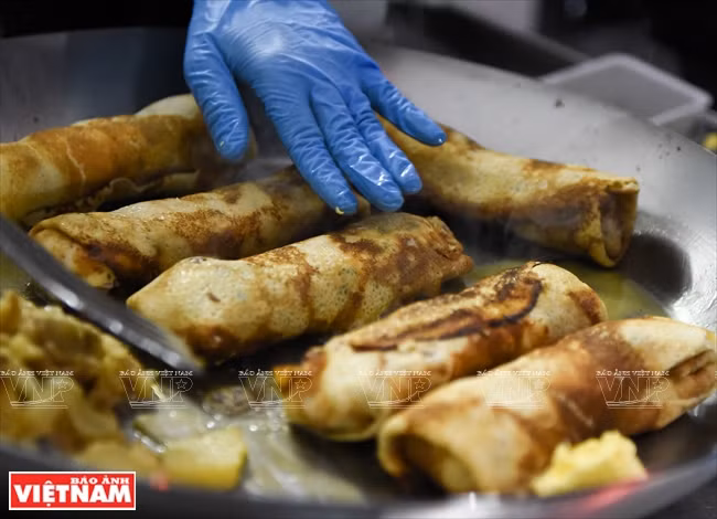 Visitors enjoy French dishes (Photo:VNA)