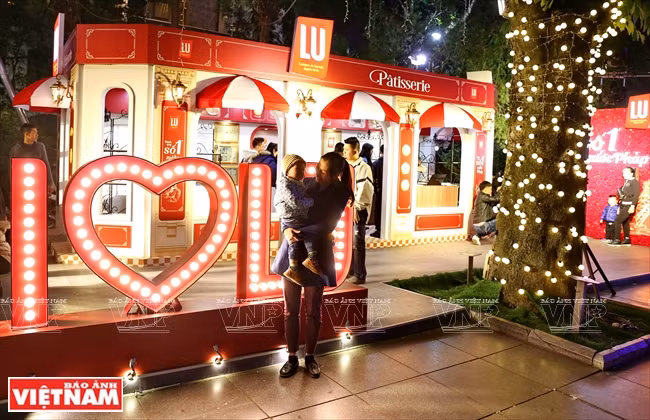 French-style shops attract a crowd of visitors, especially youngsters (Photo:VNA)
