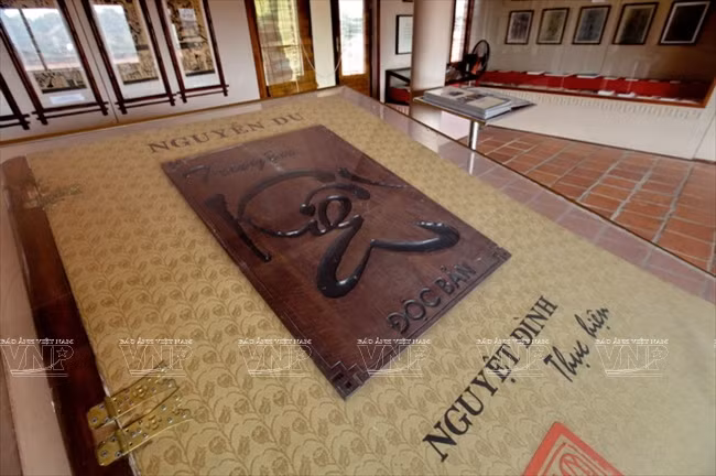 The gallery house displays over 1,000 objects related to the life and career of Nguyen Du and the Nguyen Family in Tien Dien. (Source: VNA)