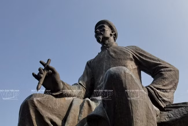 A statue of Nguyen Du placed in front of the memorial house in the relic site. (Source: VNA)
