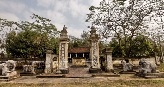 The worshipping house and tomb of Nguyen Nghiem, Nguyen Du’s father, in Minh Quang Village, Tien Dien Commune. (Source: VNA)