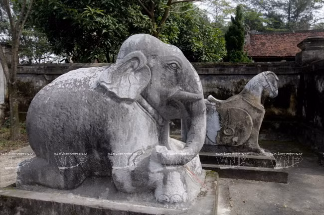 Stone statues of post-Le Dynasty’s design at the tomb of Nguyen Nghiem. (Source: VNA)