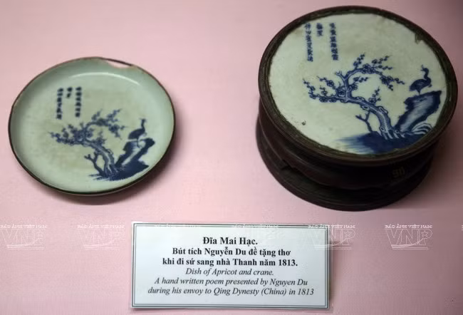 A dish decorated with ​a poem written by Nguyen Du as a gift during his working trip to China during the Qing Dynasty in 1813. (Source: VNA) 