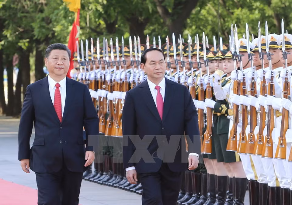 China’s Party General Secretary and President Xi Jinping and President Tran Dai Quang inspect the guards of the honour (Source: VNA)
