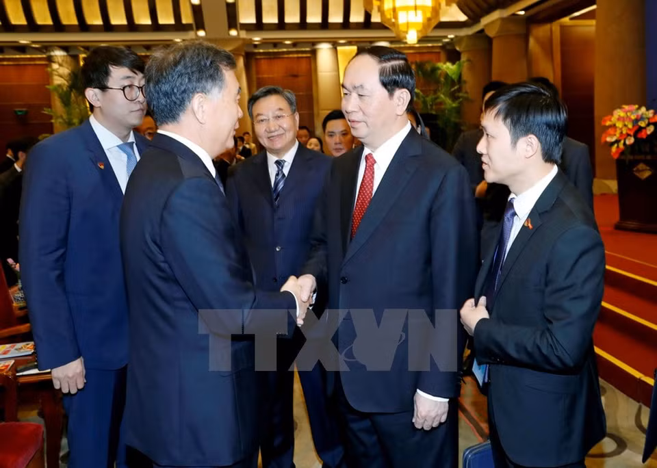  President Tran Dai Quang attends and speaks at the seminar on Vietnam-China Economic and Trade cooperation. Chinese Vice Premier Wang Yang welcomes President Tran Dai Quang to the event. (Source: VNA)