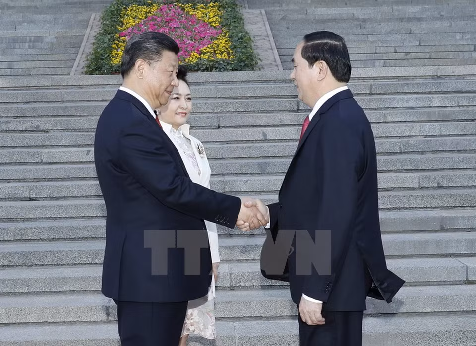 Chinese Party General Secretary and President Xi Jinping (L) welcomes President Tran Dai Quang (Source: VNA)