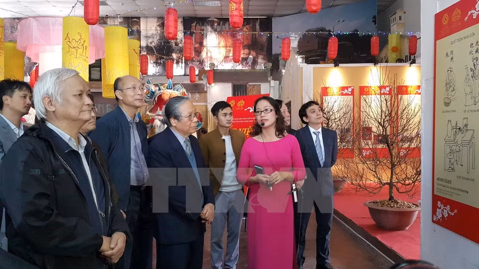 Visitors to an exhibition at the Vietnamese Tet programme (Source: VNA) 