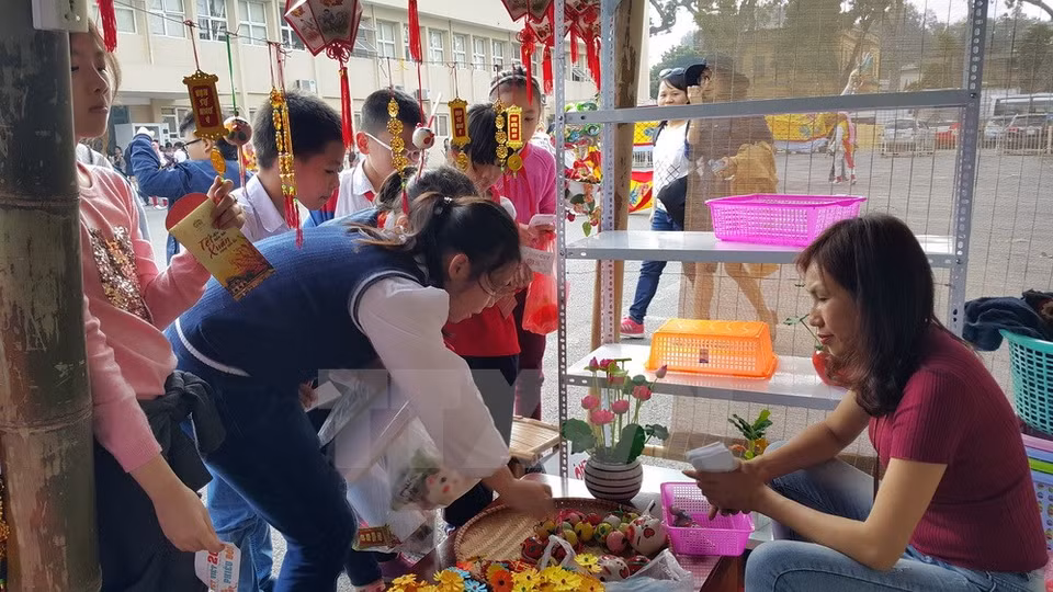 A booth selling Tet decorations and toys (Source: VNA) 