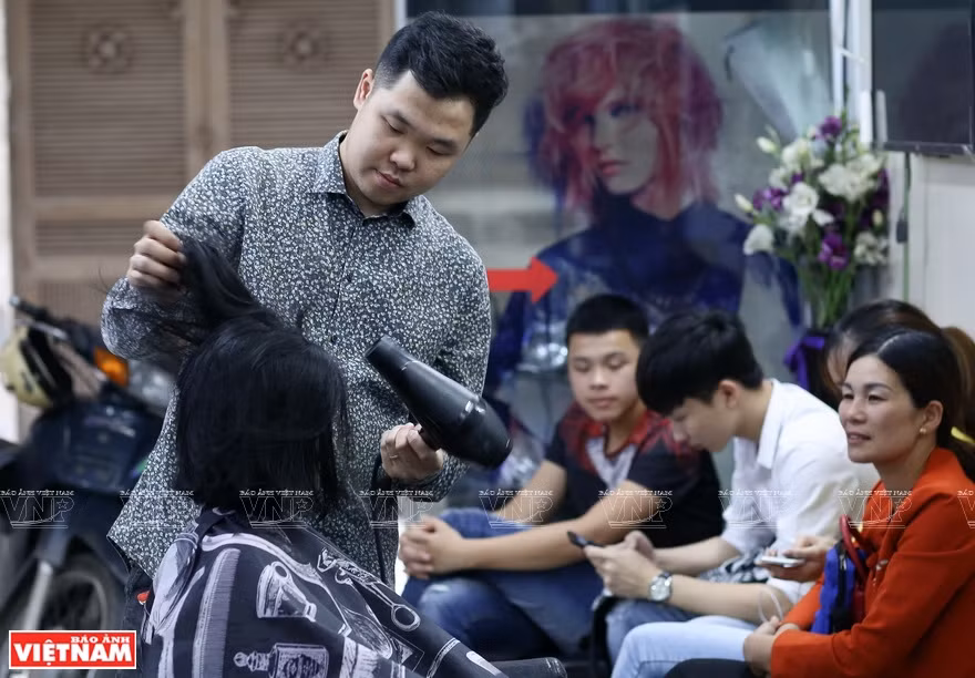 Thanh Nguyen Hair Salon, on Ton Duc Thang Street is always full of customers (Photo: VNA)