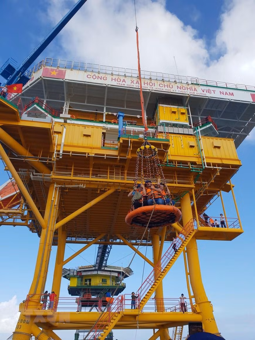  A working group visits DK1/19 rig (Photo: VNA)