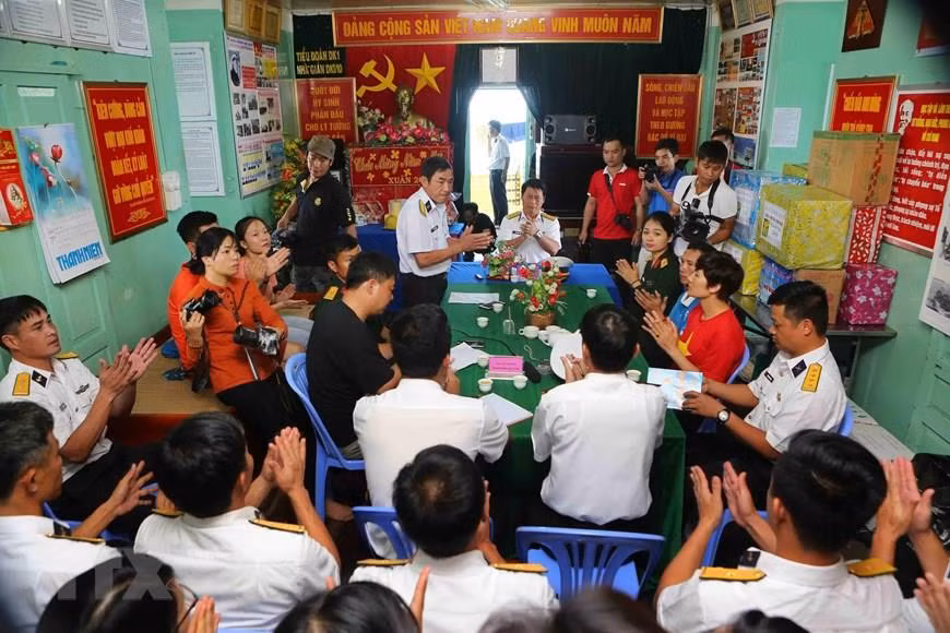 Colonel Huynh Vinh Tuyen, Deputy Commander of Naval Region 2 and the working group wish officials and soldiers of DK1/10 rig a happy Lunar New Year, January 2019 (Photo: VNA)
