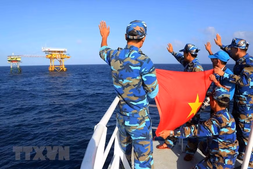  Naval Region 2 delegation visit soldiers performing duties at DK1/12 rig (Photo: VNA)