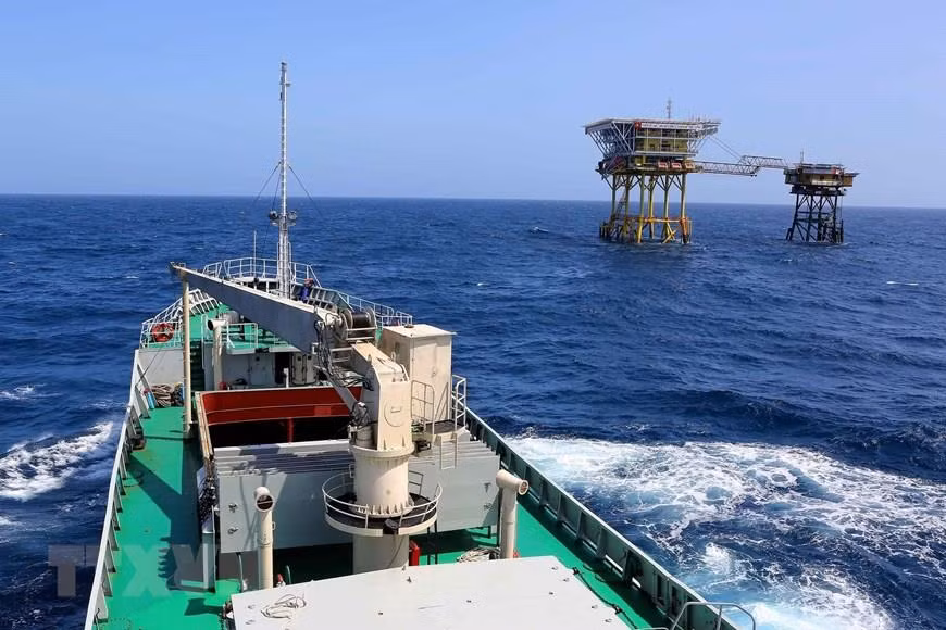 Truong Sa Ship 19 visits DK1/12 rig, January 2019 (Photo: VNA)