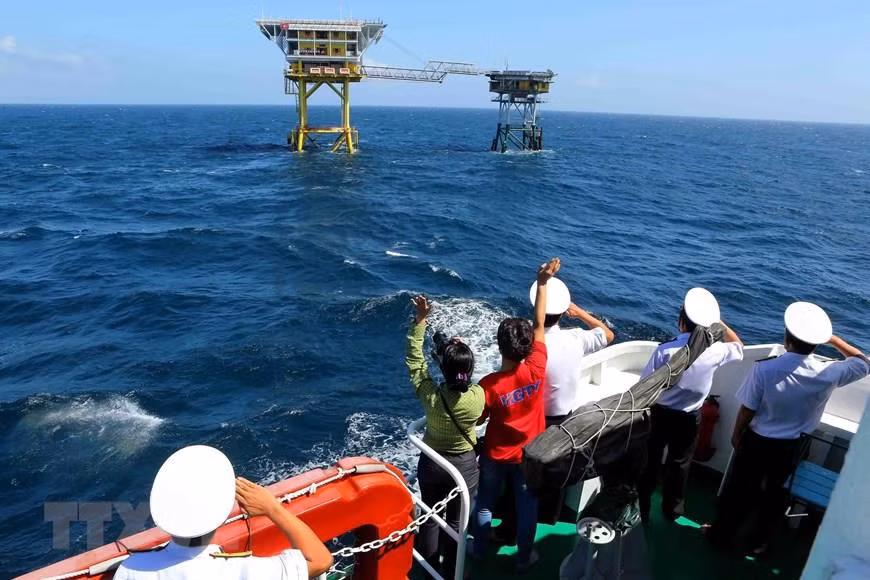  Naval Region 2 soldiers and journalists aboard Truong Sa 19 greet soldiers on DK1/15 rig (Photo: VNA)