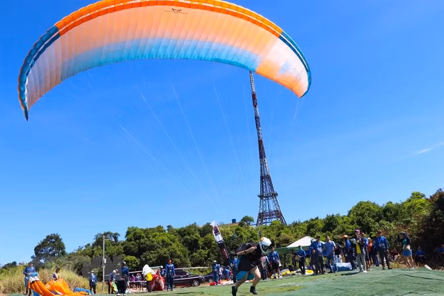 Athletes start at the top of Son Tra Mountain, which is 693m above sea level, and land on Tho Quang Beach (Photo: VNA) 