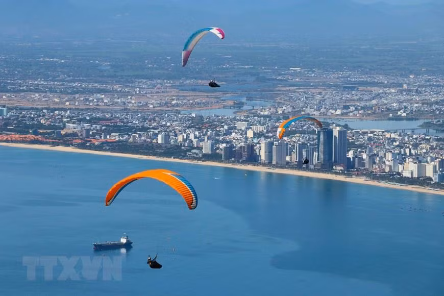 Paragliding has been gaining attention from Vietnamese athletes because of the beauty of the sky and the opportunity to admire the breathtaking scenery of the sea, mountains and nature from a panoramic view (Photo: VNA)
