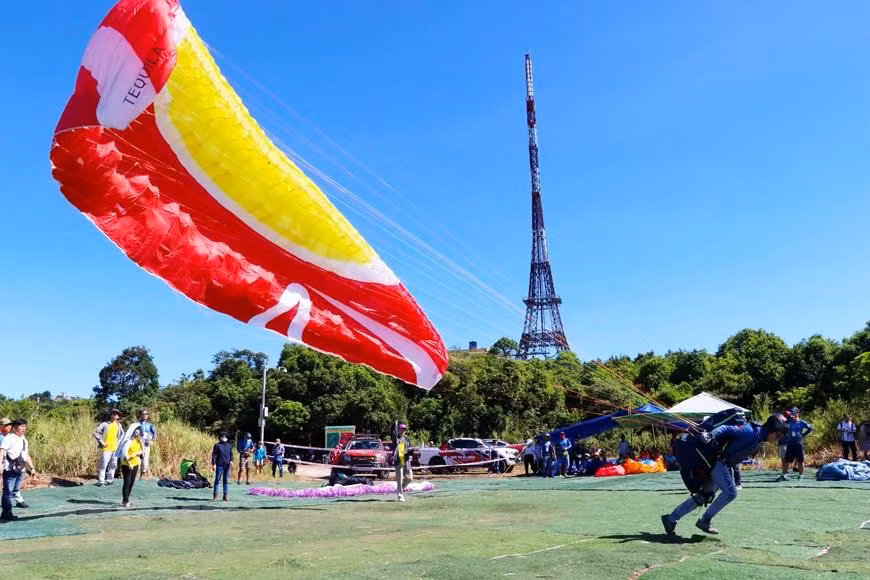 Athletes start the competition at Son Tra peninsula, one of the famous tourist destinations in Vietnam (Photo: VNA)