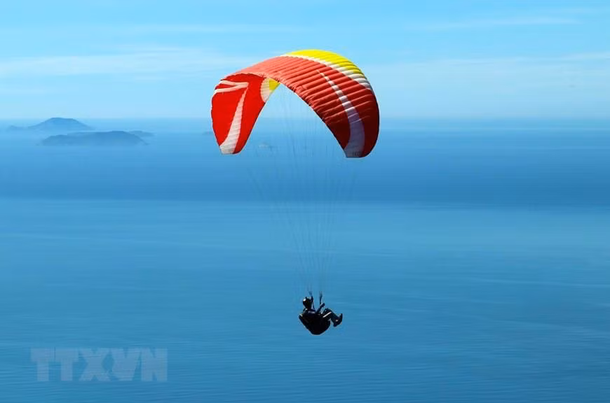Paragliding has been gaining attention from Vietnamese athletes because of the beauty of the sky and the opportunity to admire the breathtaking scenery of the sea, mountains and nature from a panoramic view (Photo: VNA
