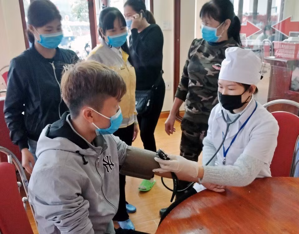Doctors at Mong Chai health centre (Quang Ninh) check and create health e-documents for local people (Published by VNA)