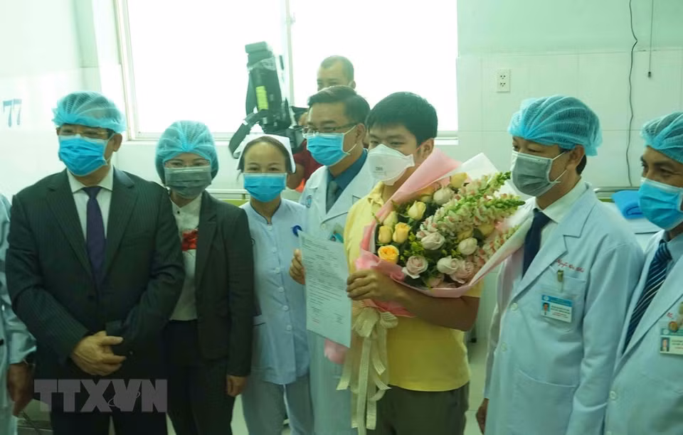 Doctors at Ho Chi Minh City’s Cho Ray hospital congratulate 28-year-old Chinese patient Li Zhichao on being discharged from hospital, February 4 (Photo: VNA)