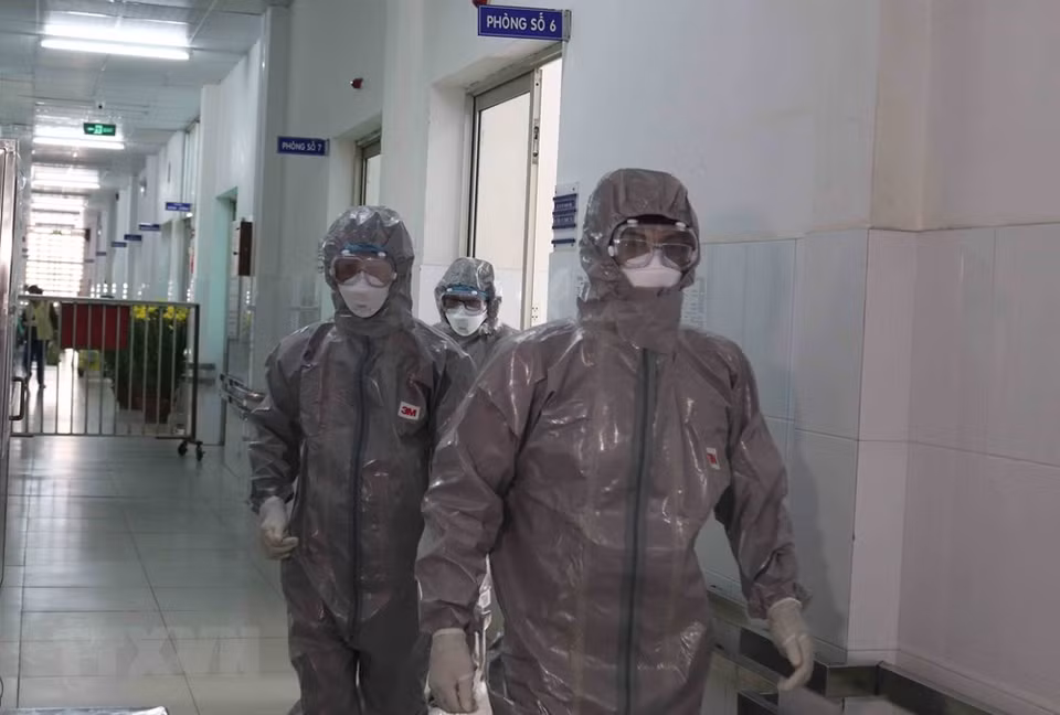 Doctors at Ho Chi Minh City’s Cho Ray hospital wear protective gear before entering isolation area for nCoV patients (Photo: VNA) 