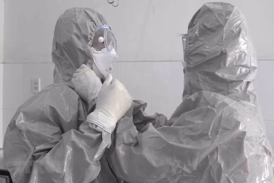 Doctors at Ho Chi Minh City’s Cho Ray hospital wear protective gear before entering isolation area for nCoV patients (Photo: VNA) 