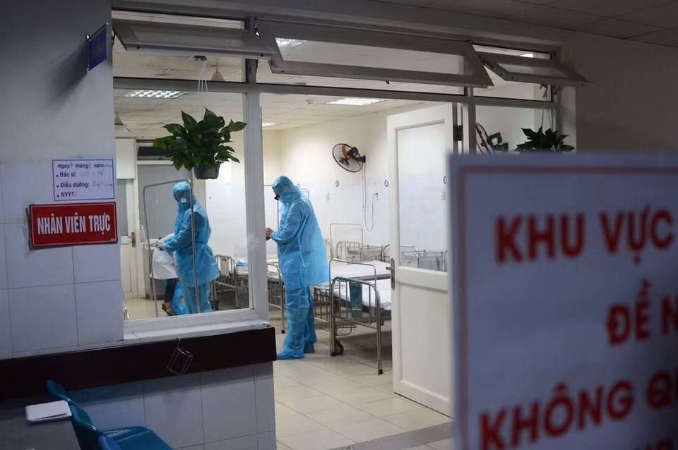 Health staff wear protective gear when providing treatment for isolated patients at Da Nang hospital (Photo: VNA)