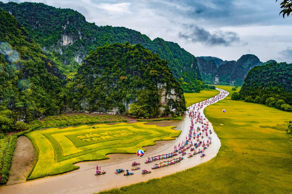 A dragon boat procession along the Ngo Dong River in the northern province of Ninh Binh during the Tam Coc Festival. (Photo: VNA)