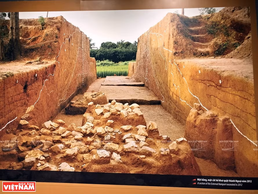 Archaeologists have excavated many precious artifacts of the ancient Vietnamese people in Co Loa citadel relic site (Photo: VNA)