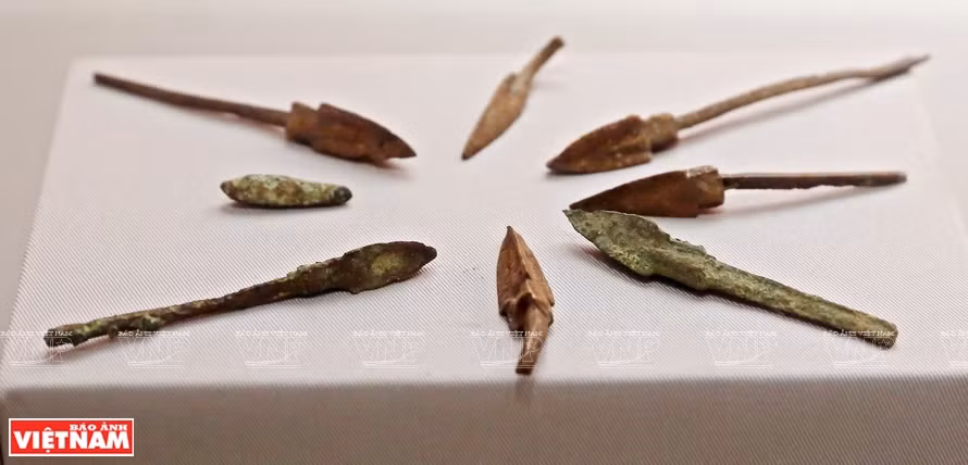 Bronze arrows, dating back 2,000-2,500 years ago (Photo: VNA)