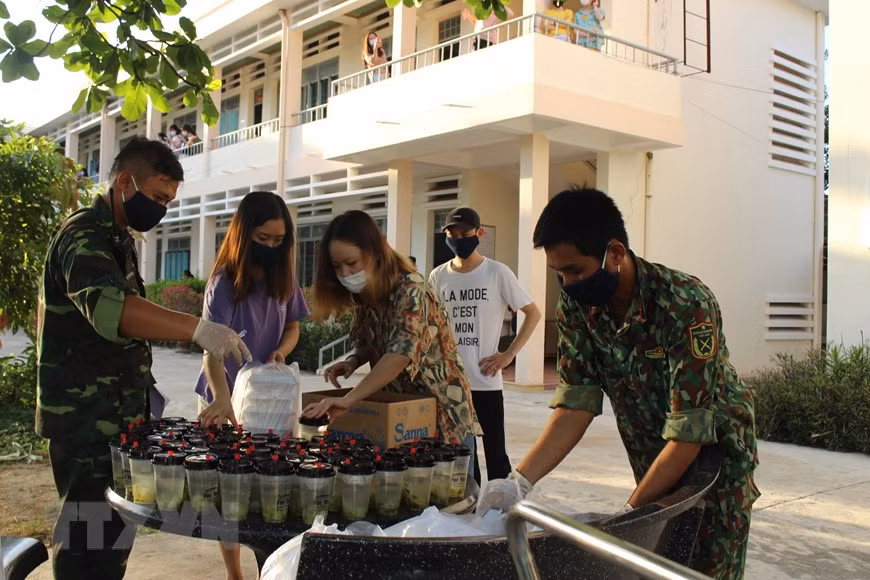 Military soldiers prepare meals for people in quarantine (Photo: VNA)