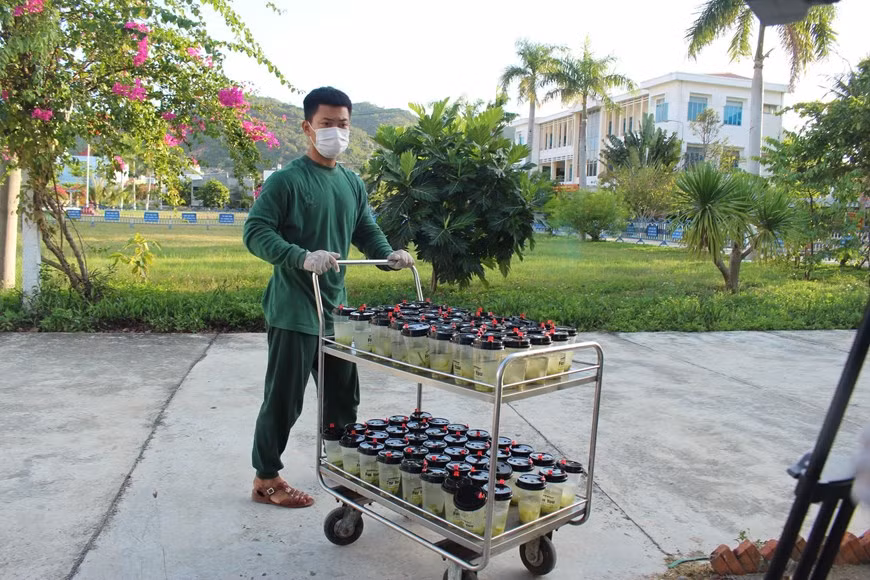 Military soldiers deliver food for people in quarantine (Photo: VNA)