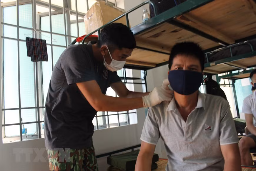 Temperature is recorded periodically and reported to the medical staff (Photo: VNA)