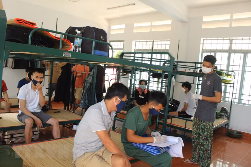Temperature is recorded periodically and reported to the medical staff (Photo: VNA)
