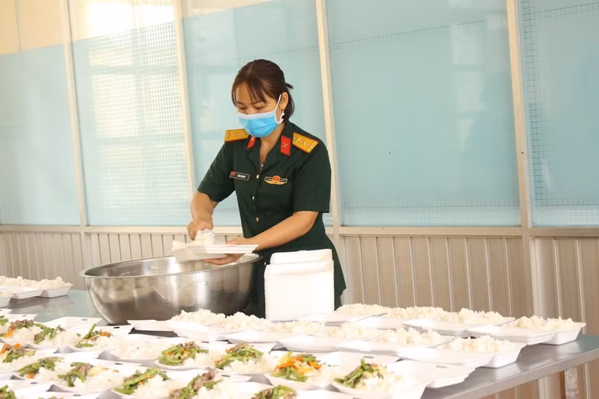 Military soldiers prepare meals for people in quarantine (Photo: VNA)