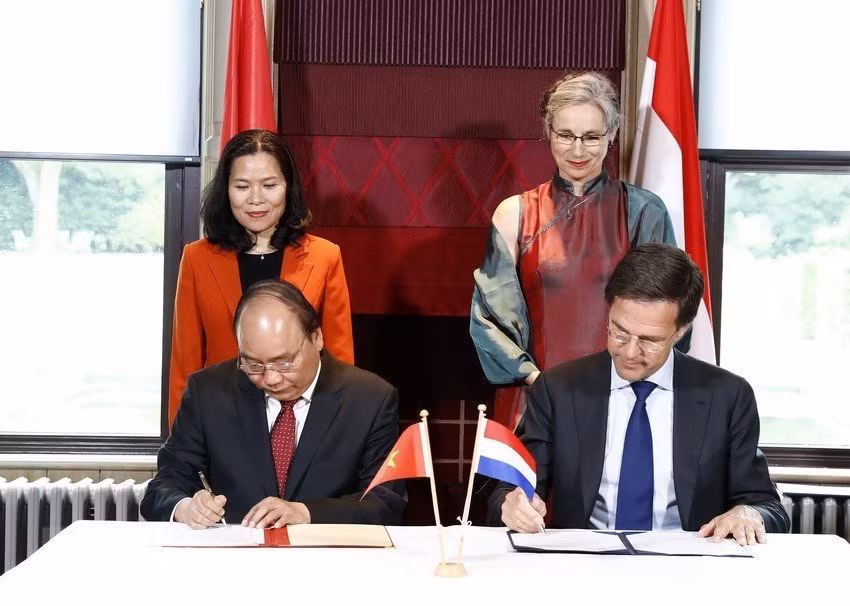 Prime Minister Nguyen Xuan Phuc and Dutch Prime Minister Mark Rutte sign a joint statement after the talks in The Hague, July 10, 2017 (Photo: VNA)