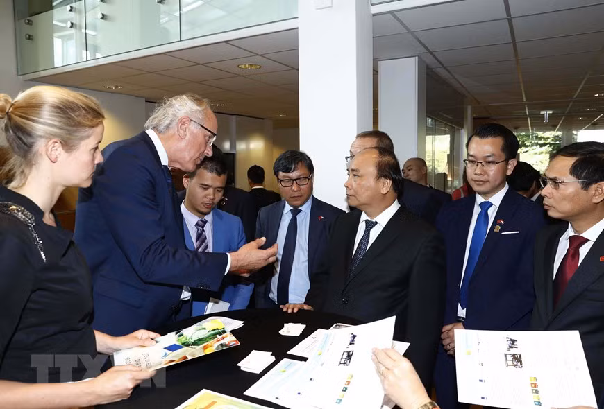 Prime Minister Nguyen Xuan Phuc visits the exhibition area of agricultural startup projects of some Dutch companies and Vietnamese students at Wageningen University, July 2017 (Photo: VNA)