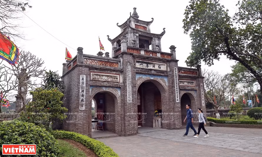 The main gate of An Duong Vuong temple retains almost all the ancient architectural features (Photo: VNA)