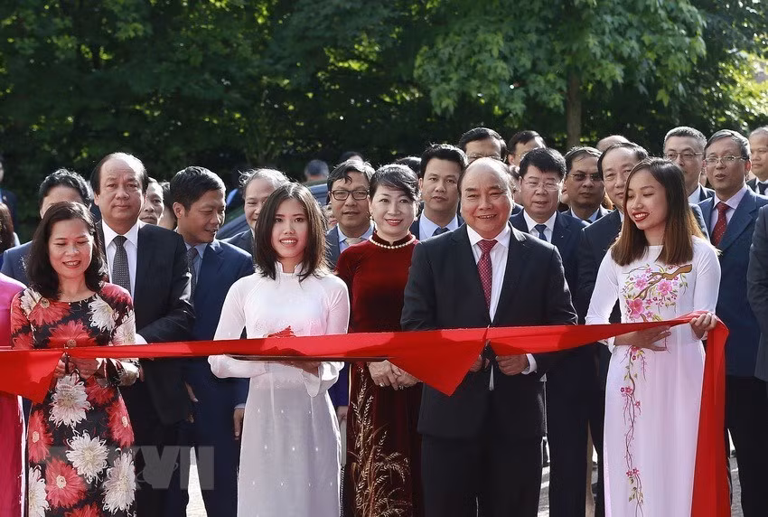 Prime Minister Nguyen Xuan Phuc inaugurates the Vietnamese Embassy in The Hague, July 9, 2017 (Photo: VNA)