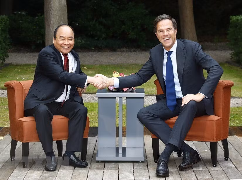 Prime Minister Nguyen Xuan Phuc holds talks with Dutch Prime Minister Mark Rutte in The Hague during his visit to the Netherlands, July 10, 2017 (Photo: VNA)