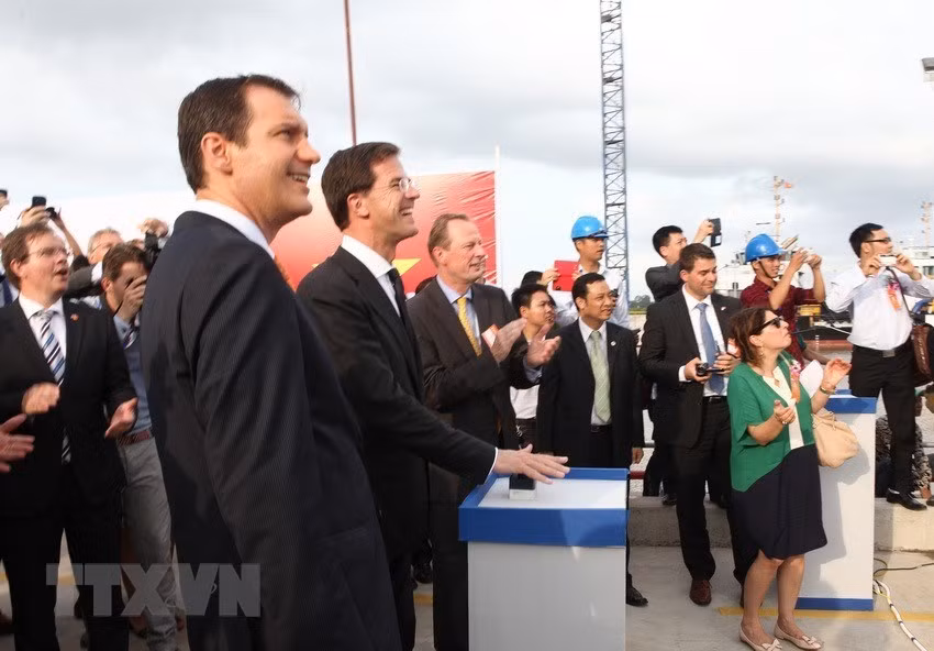 Dutch Prime Minister Mark Rutte presses the button to launch the Damen ASD3212 at the Damen - Song Cam Shipyard (a joint venture between Song Cam Shipbuilding Joint Stock Company and the Damen Group of the Netherlands), June 17, 2014 (Photo: VNA)