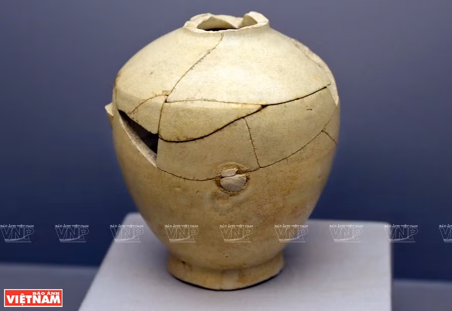 White enamel, ceramic object excavated in Thuong temple, dating from the Tran dynasty (Photo: VNA)