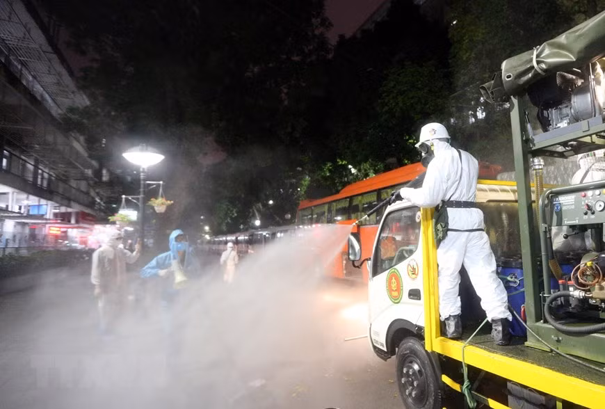 Special vehicles are used to disinfect the Bach Mai hospital in Dong Da district (Photo: VNA)